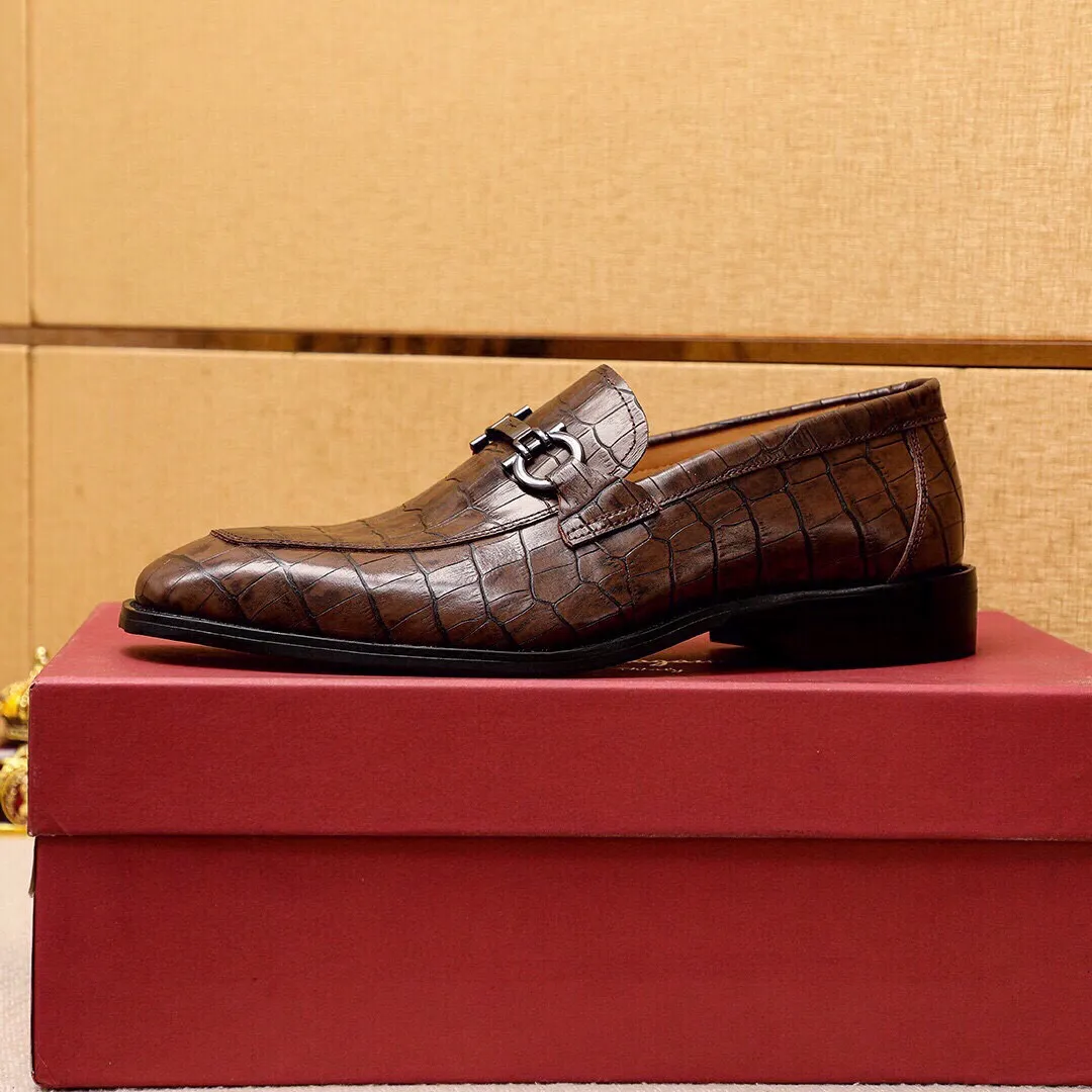 Men's shoes 💰460 💐 Product trademark: Ferragamo "Ferragamo" casual leather shoes Regular size: 38-44 (custom-made at 45.46.47🉑️) Product materials: Selected imported first-layer calfskin embossed upper + original hardware buckle, imported water-dyed cow leather lining. Strong three-dimensional visual effect, combined outsole Color: 2⃣️colors available